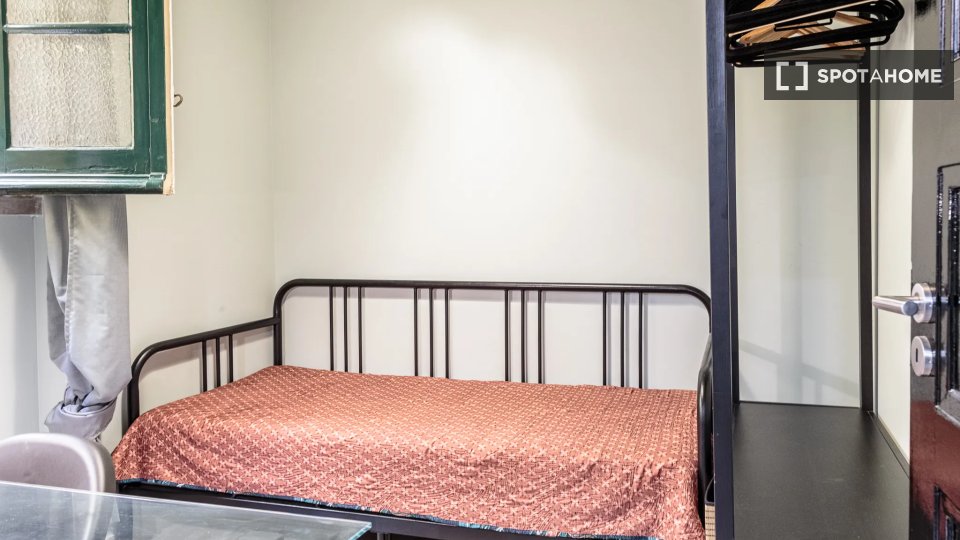 Double room Lisbon, 3 beds — photo 18