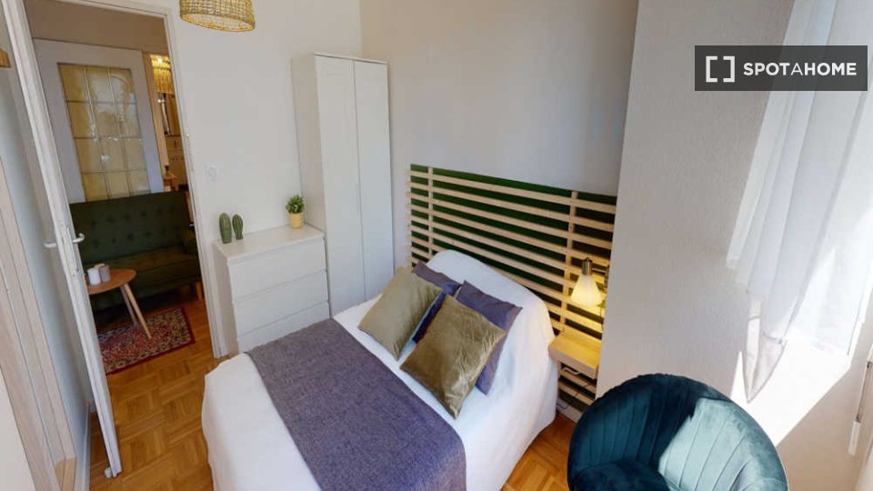 Camera in un appartamento condiviso con 5 camere da letto, Les Charpennes - in Lyon