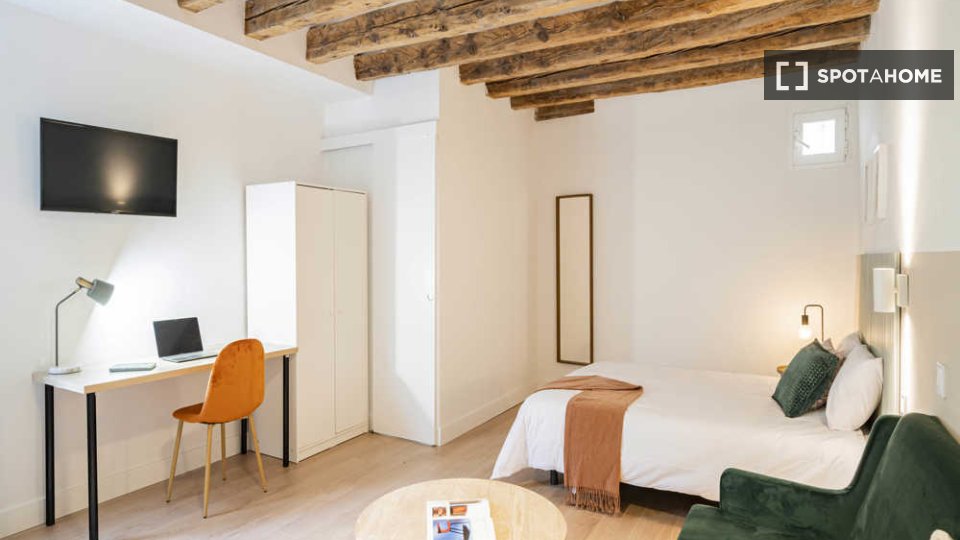 Habitación en un piso compartido de 16 habitaciones en Sol, Madrid.