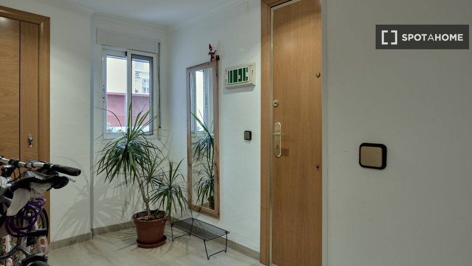 Double room Valencia, 1 bed, 90m² — photo 10