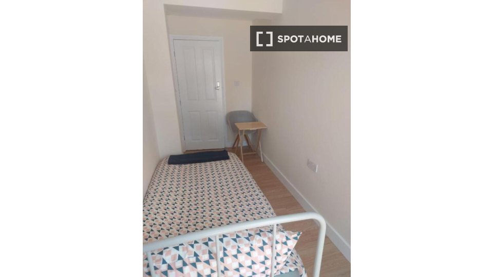 Double room London, 2 beds — photo 18