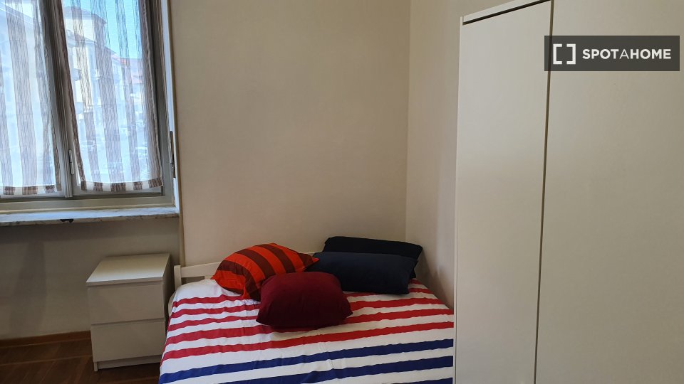 Stanza in appartamento con 6 camere da letto in affitto a Cenisia, Torino - a Torino
