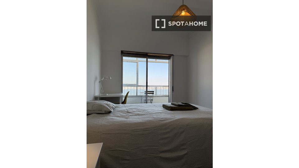 Double room Lisbon, 4 beds, 124m² — photo 18