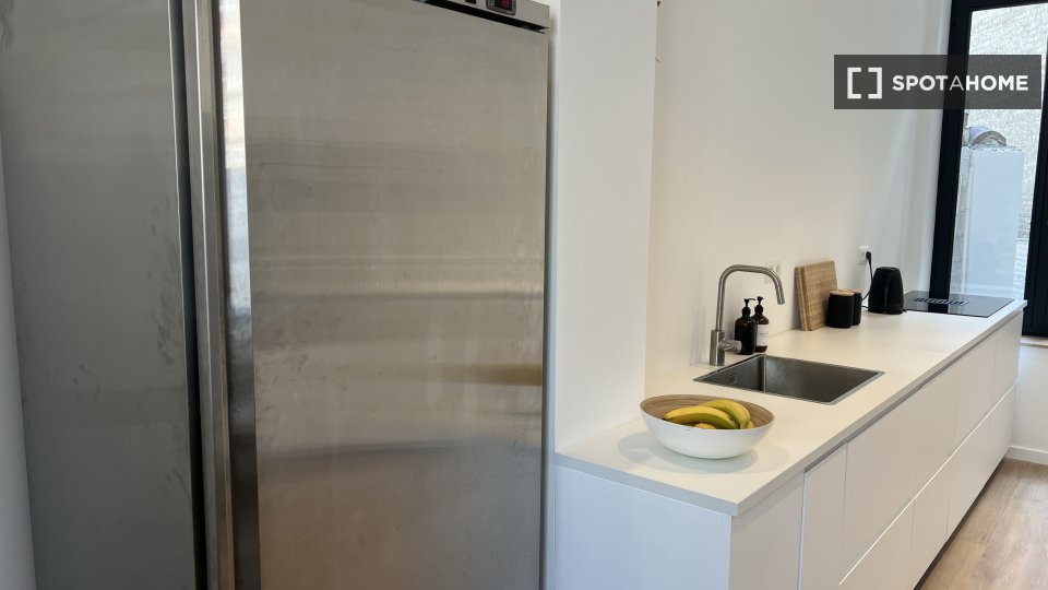 Double room Brussels, 9 beds, 13m² — photo 4