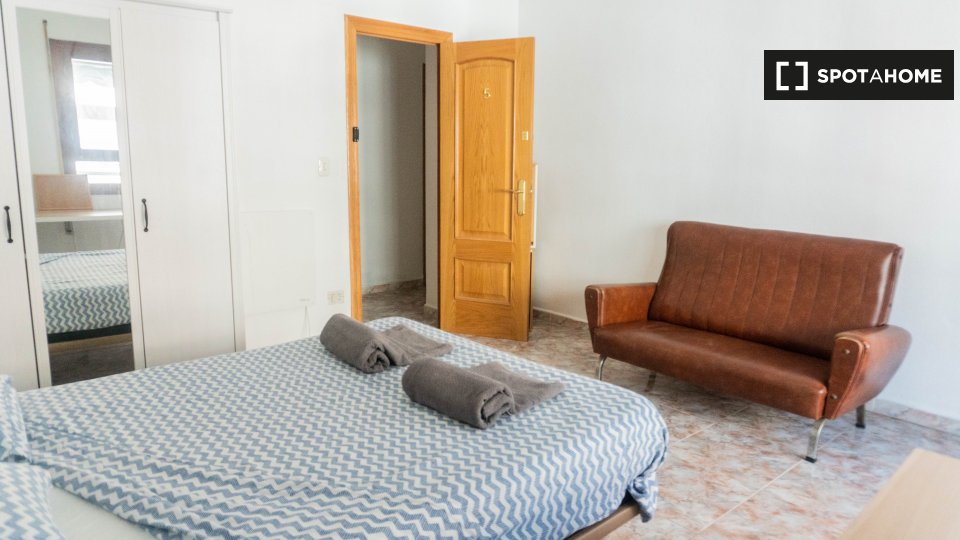 Double room Valencia, 7 beds, 200m² — photo 2