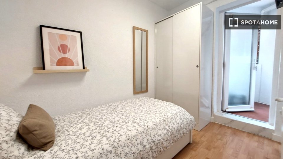 Double room Madrid, 3 beds, 60m² — photo 6