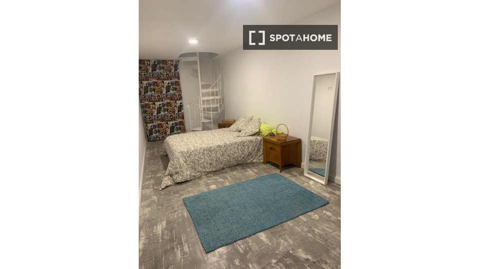 Double room Lisbon, 3 beds — photo 11