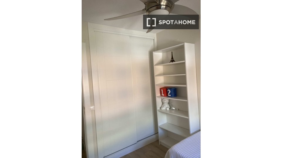 Se alquila habitación en El Romeral, Málaga.