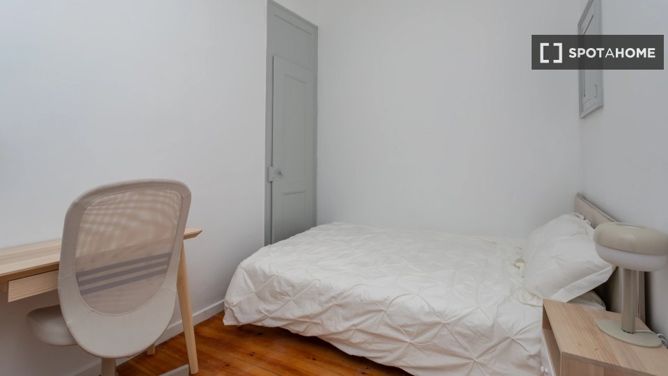 Double room Lisbon, 5 beds — photo 11