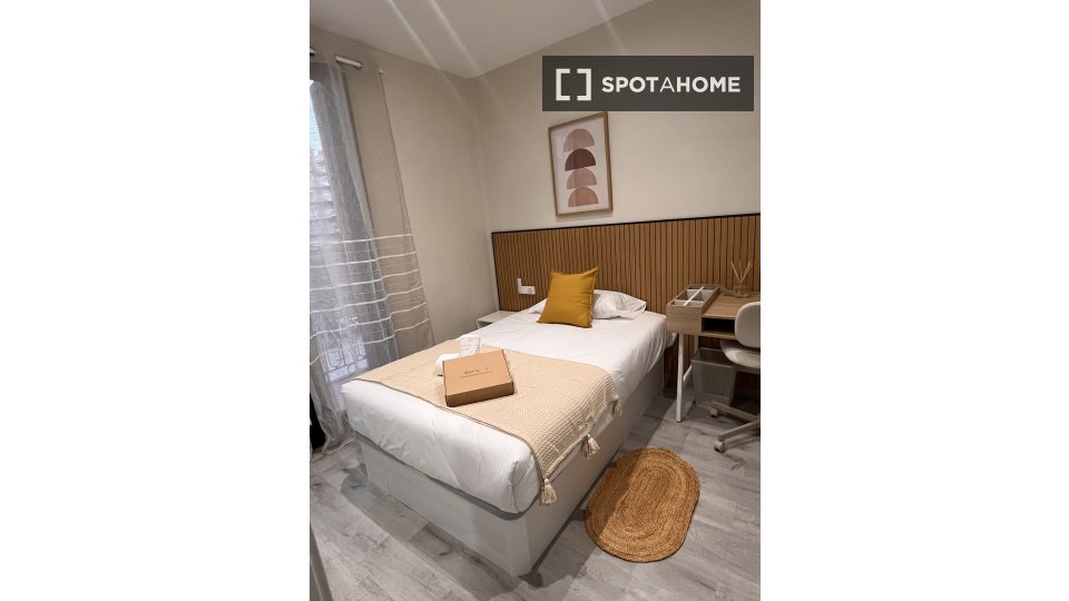 Double room Barcelona, 3 beds, 100m² — photo 2