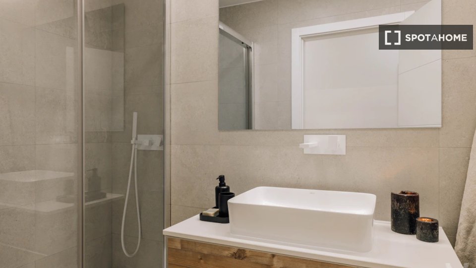 Apartment Lisbon, 2 beds, 117m² — photo 11