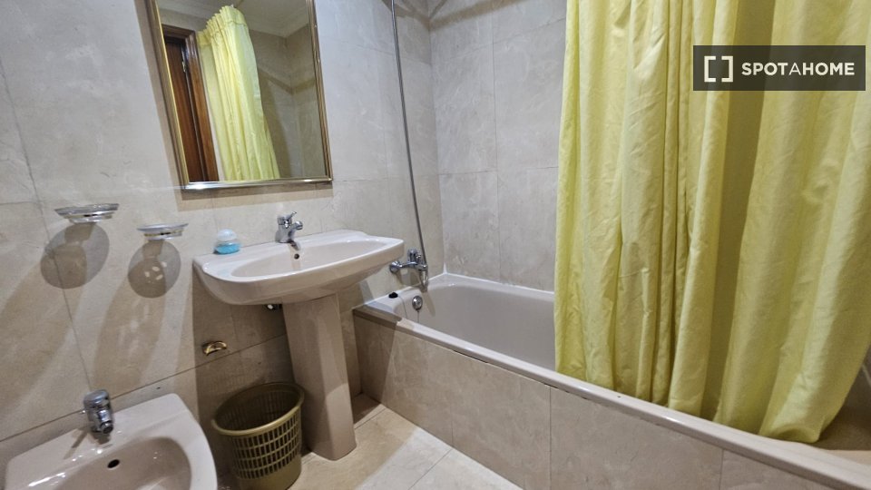Double room Alcala_De_Henares, 5 beds, 140m² — photo 13