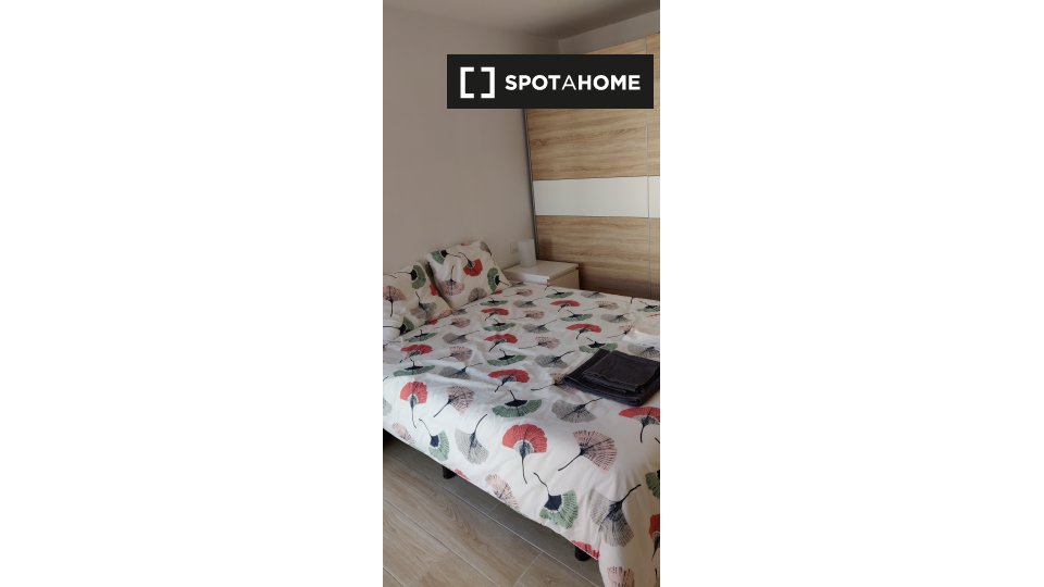 Double room Valencia, 3 beds, 90m² — photo 1