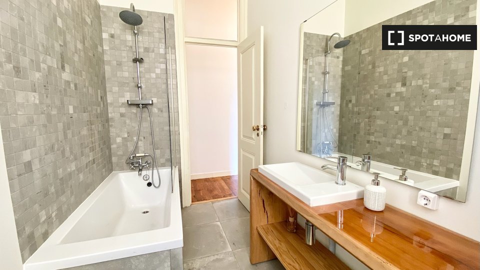 Apartment Lisbon, 2 beds, 75m² — photo 16