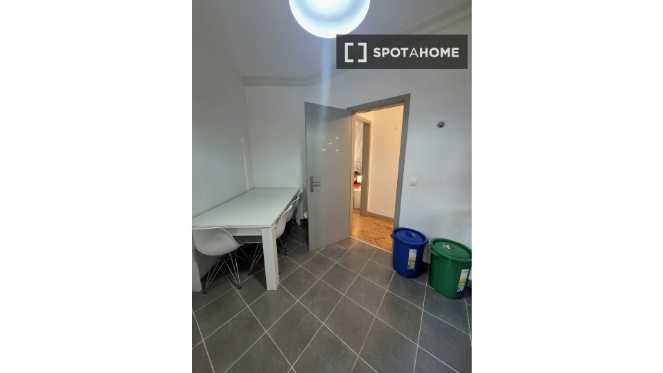Apartment Lisbon, 4 beds, 100m² — photo 17