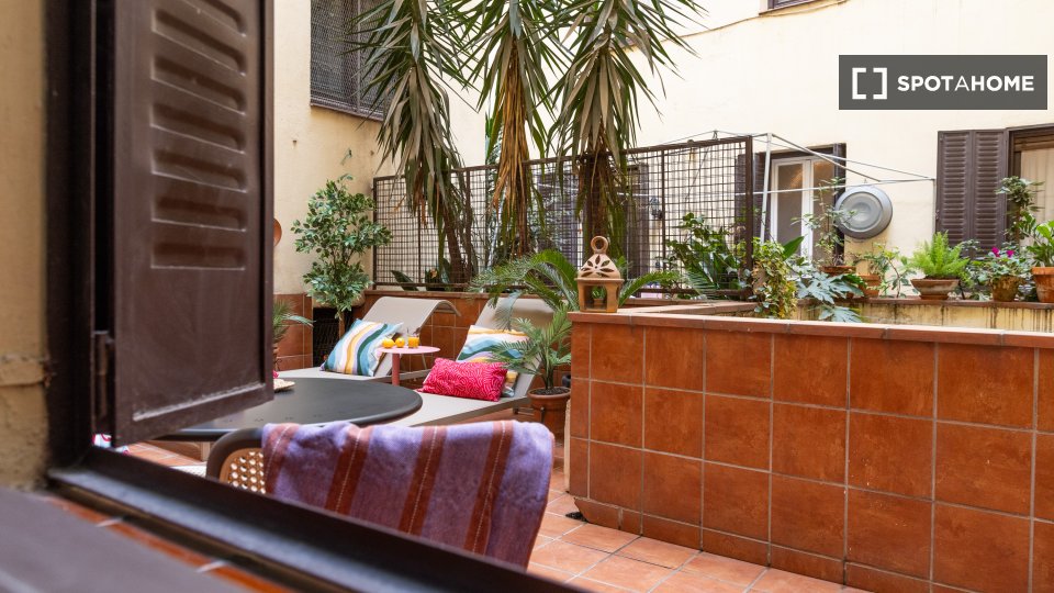 Double room Madrid, 9 beds, 210m² — photo 5