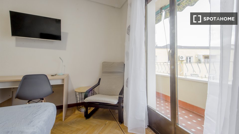 Double room Madrid, 5 beds, 110m² — photo 10