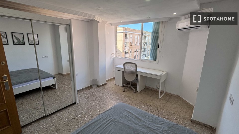 Double room Valencia, 3 beds, 80m² — photo 5