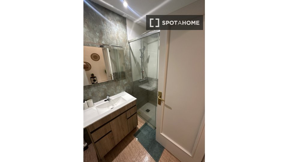 Double room Madrid, 5 beds, 140m² — photo 32