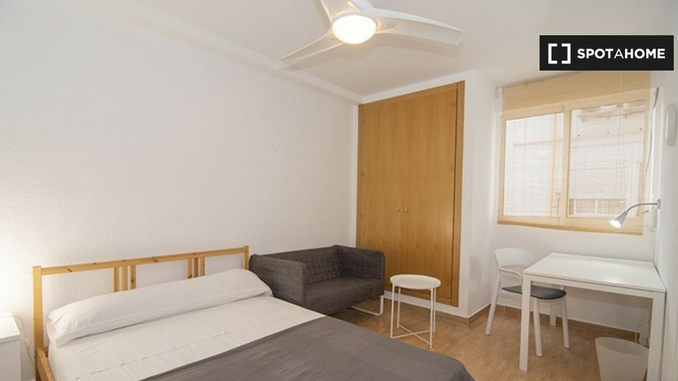 Double room Valencia, 3 beds, 90m² — photo 1