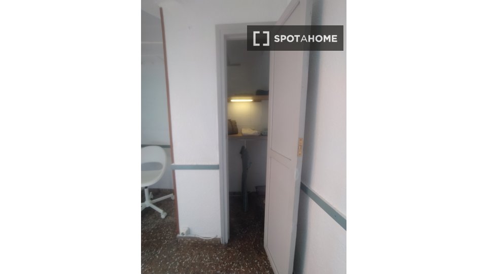 Double room Valencia, 4 beds, 75m² — photo 2