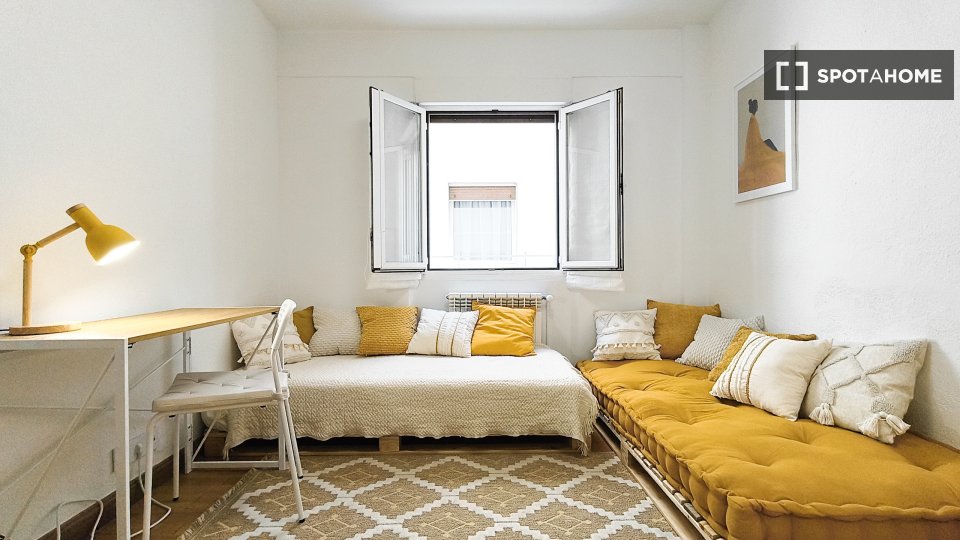 Habitación en piso compartido de 5 habitaciones, Milagrosa-Arrosadia