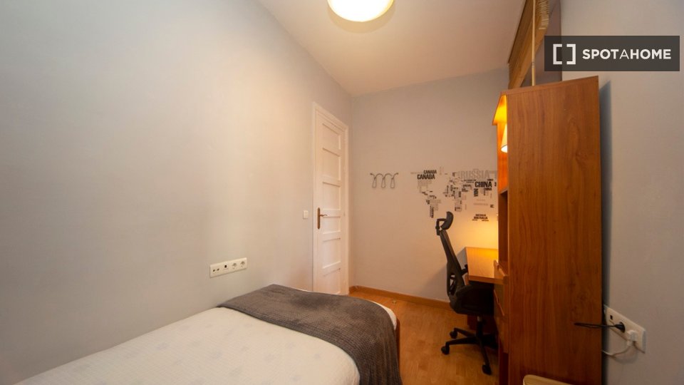 Double room Granada, 3 beds — photo 18