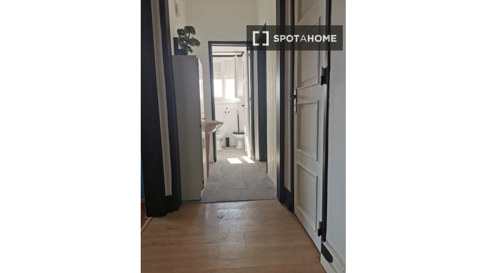 Double room Lisbon, 5 beds — photo 28