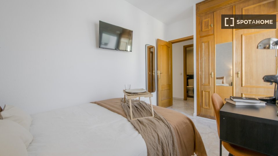 Double room Madrid, 5 beds, 80m² — photo 6