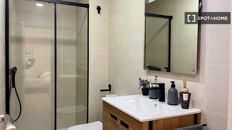 Double room Valencia, 3 beds, 17m² — photo 2