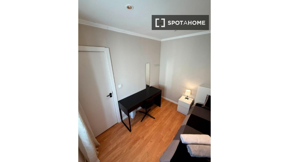 Double room Lisbon, 3 beds, 40m² — photo 10
