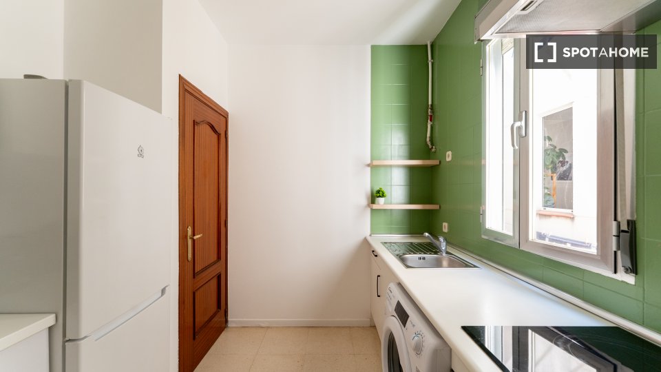 Double room Madrid, 3 beds — photo 18