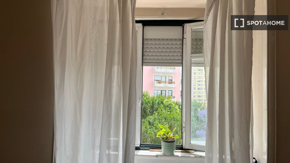 Double room Lisbon, 4 beds — photo 28