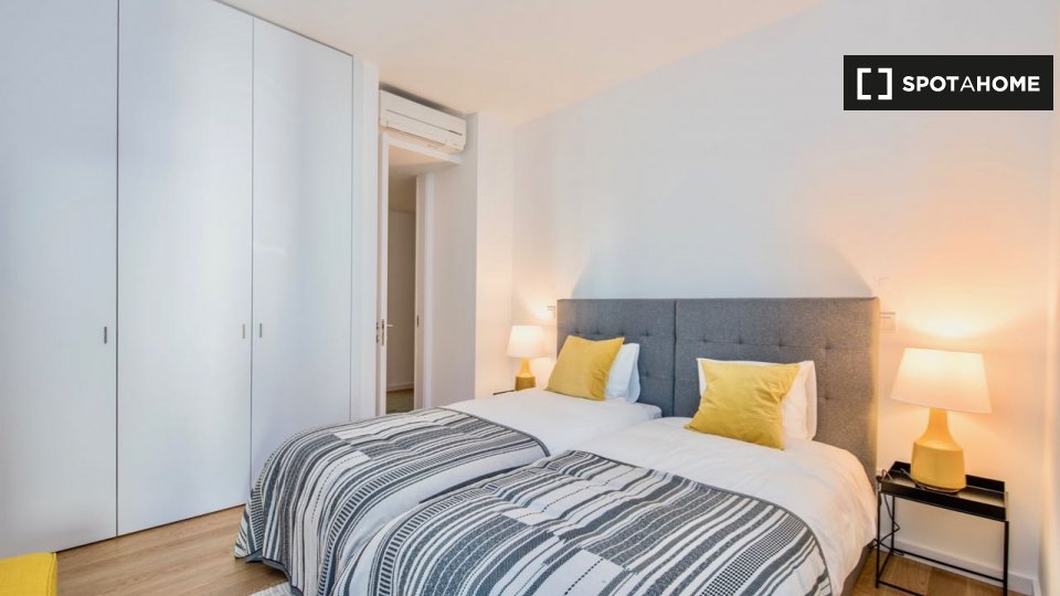Apartment Lisbon, 2 beds, 130m² — photo 18