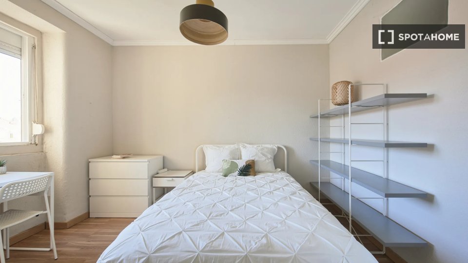 Double room Lisbon, 4 beds — photo 9