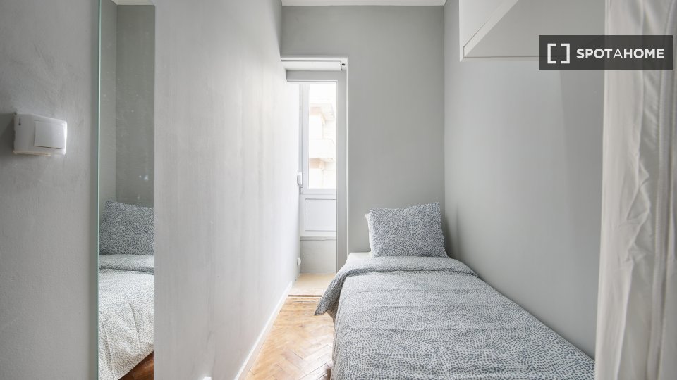 Double room Lisbon, 6 beds — photo 19