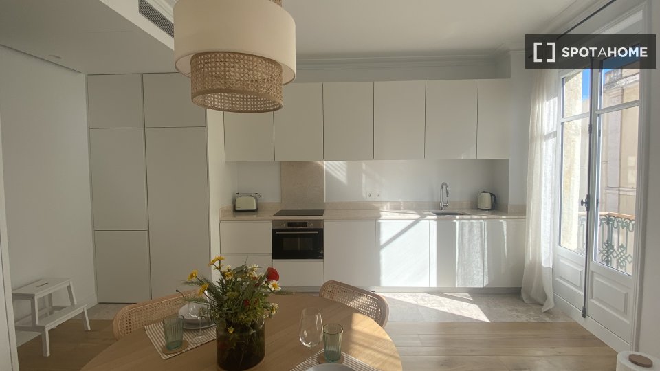 Apartment Lisbon, 2 beds, 62m² — photo 11