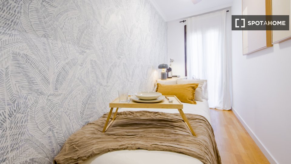 Stanza in un appartamento condiviso con 6 camere da letto in affitto ad Arapiles - in Madrid
