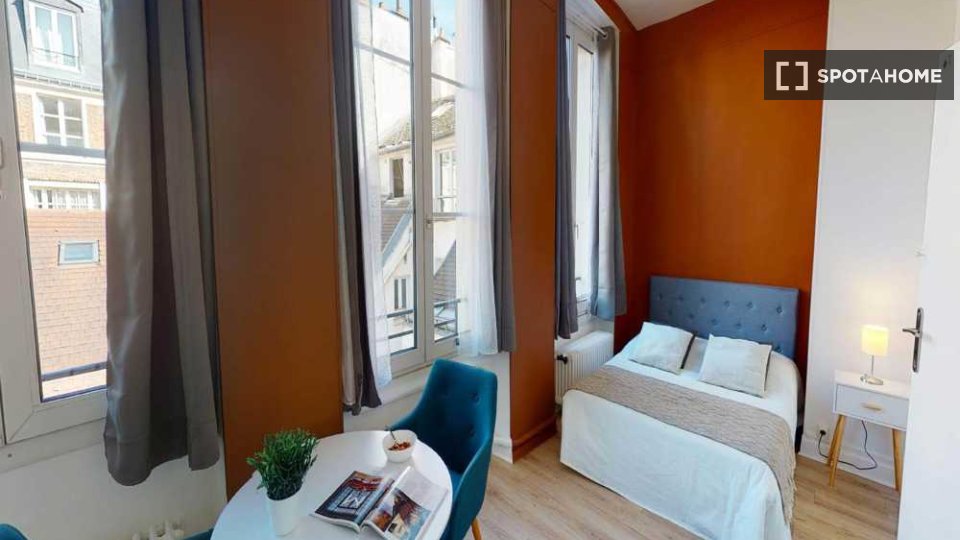 Stanza in un appartamento condiviso con 4 camere da letto in affitto, Les Îles, Parigi. - a Parigi