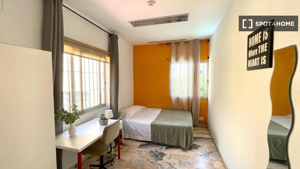 Habitación en piso compartido en El Porvenir, Sevilla.