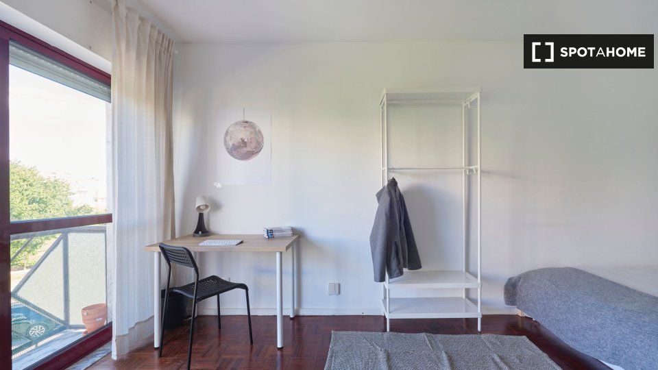 Double room Lisbon, 2 beds — photo 8