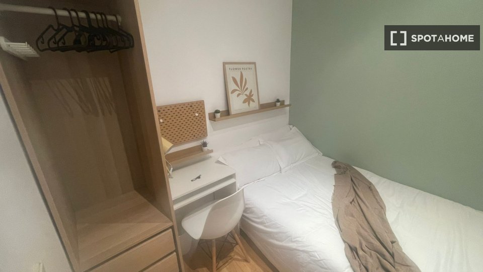 Double room Madrid, 10 beds, 173m² — photo 24