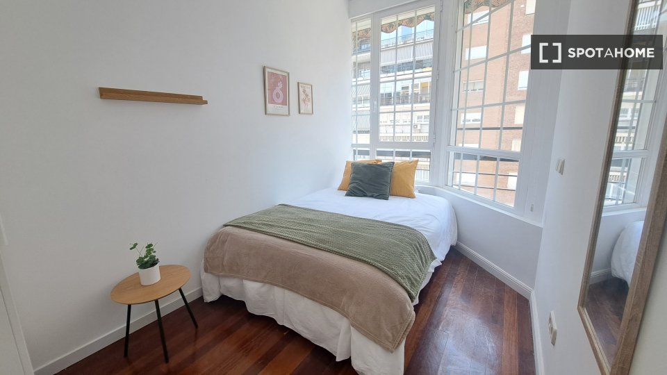 Double room Madrid, 14 beds, 200m² — photo 12