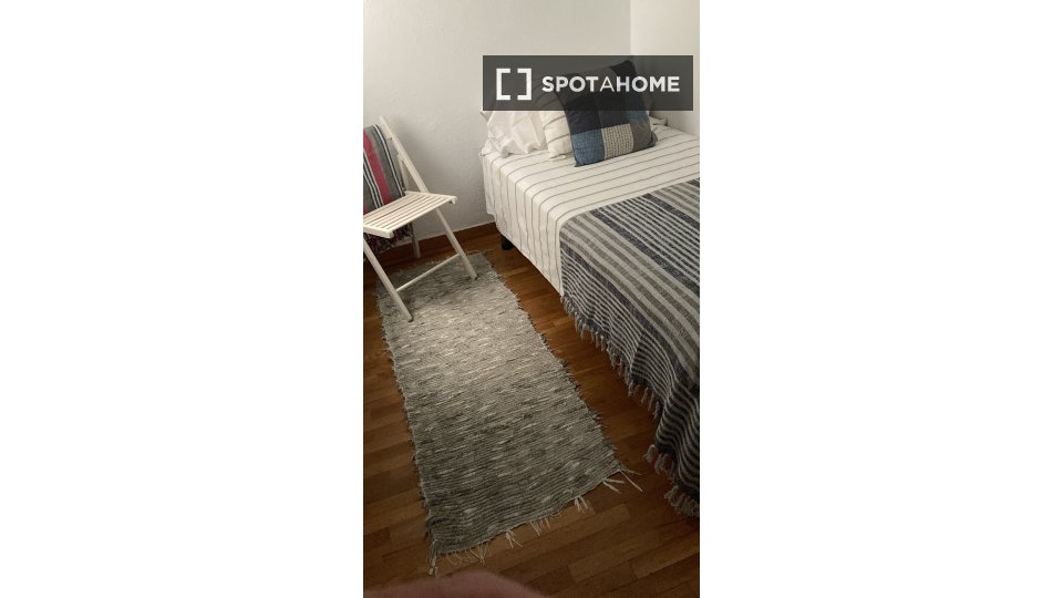 Double room Barcelona, 3 beds, 90m² — photo 5