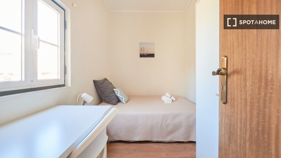 Double room Lisbon, 6 beds — photo 24