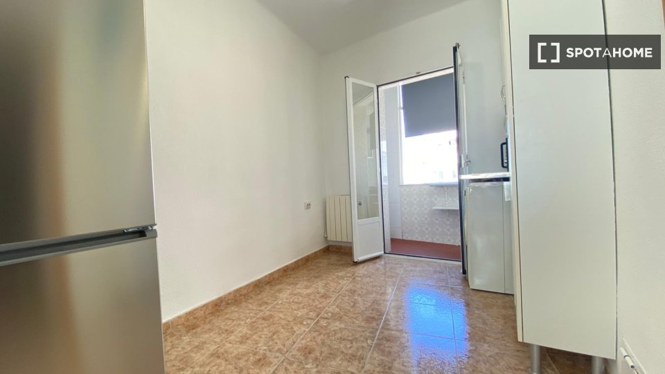 Double room Madrid, 3 beds — photo 15