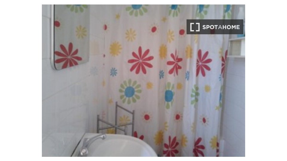 Double room Lisbon, 4 beds — photo 18