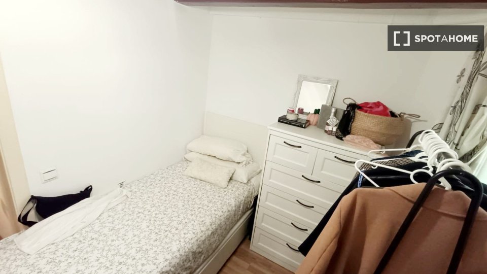 Double room Barcelona, 3 beds, 68m² — photo 10