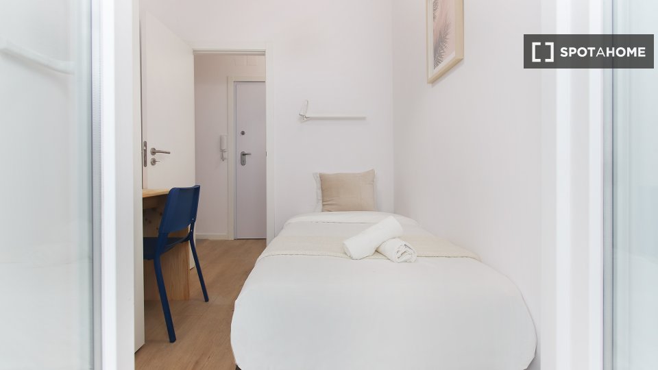 Double room Lisbon, 4 beds — photo 13