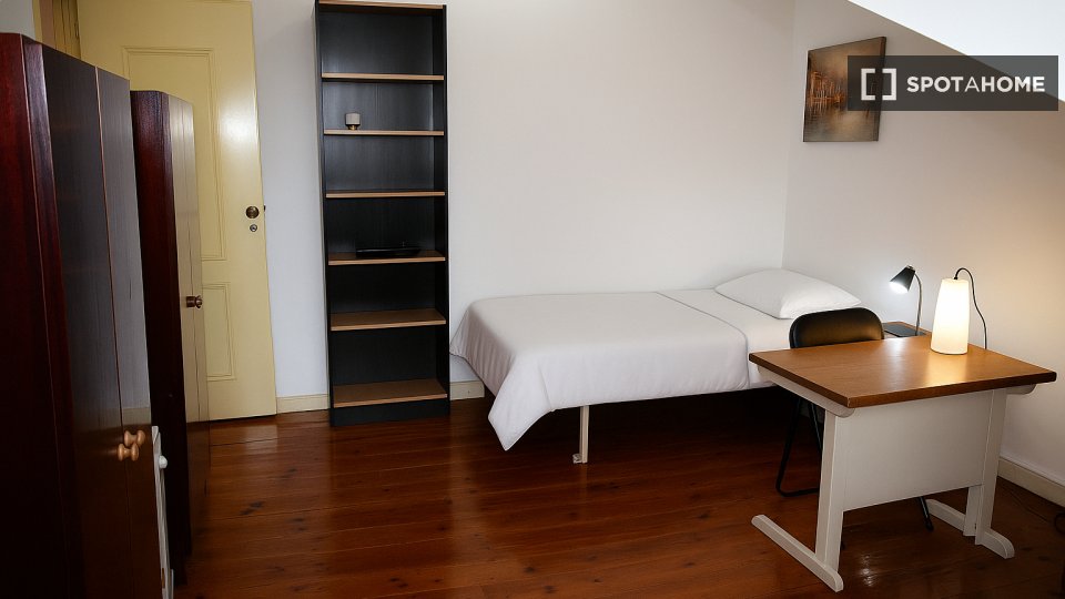 Double room Lisbon, 5 beds — photo 32